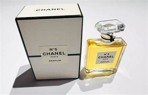 geschiedenis chanel parfum|Chanel No. 5: history and design of the most famous perfume ever.